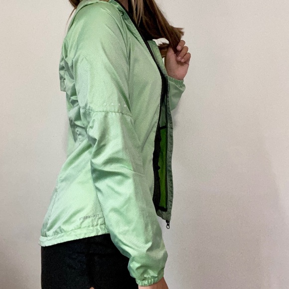 Nike running sleek wind breaker - Picture 3 of 7